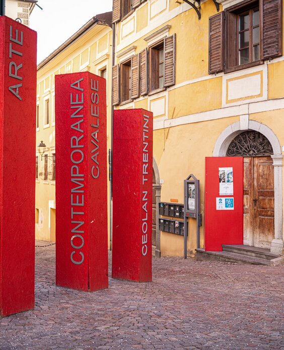 Installazioni sull'ingresso esterno del museo | © APT Fiemme e Cembra - foto di Gaia Panozzo